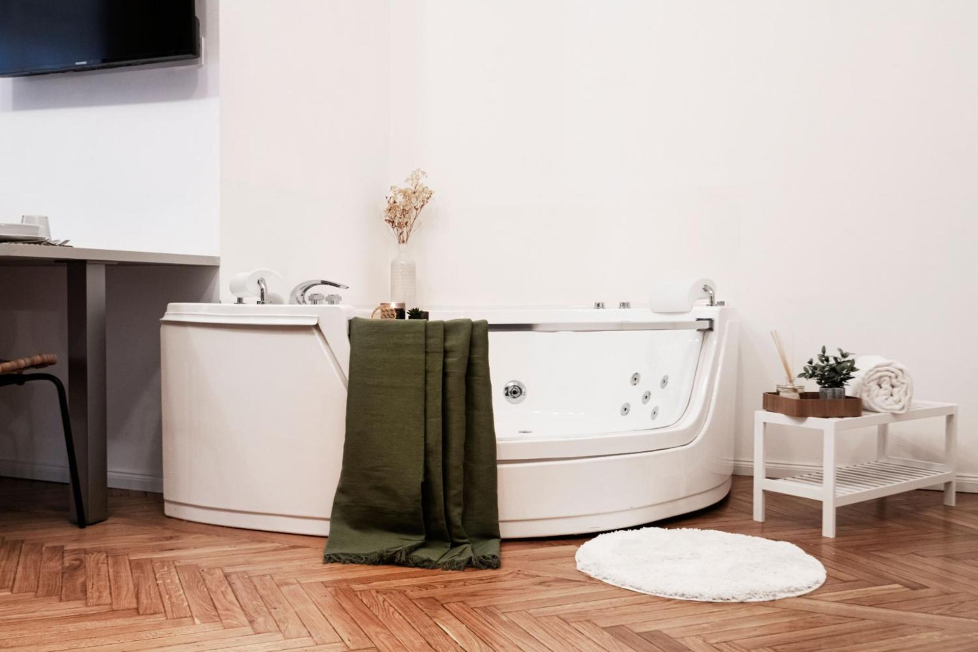 Easylife - Cav101 Elegante Mono Con Jacuzzi In * Milán